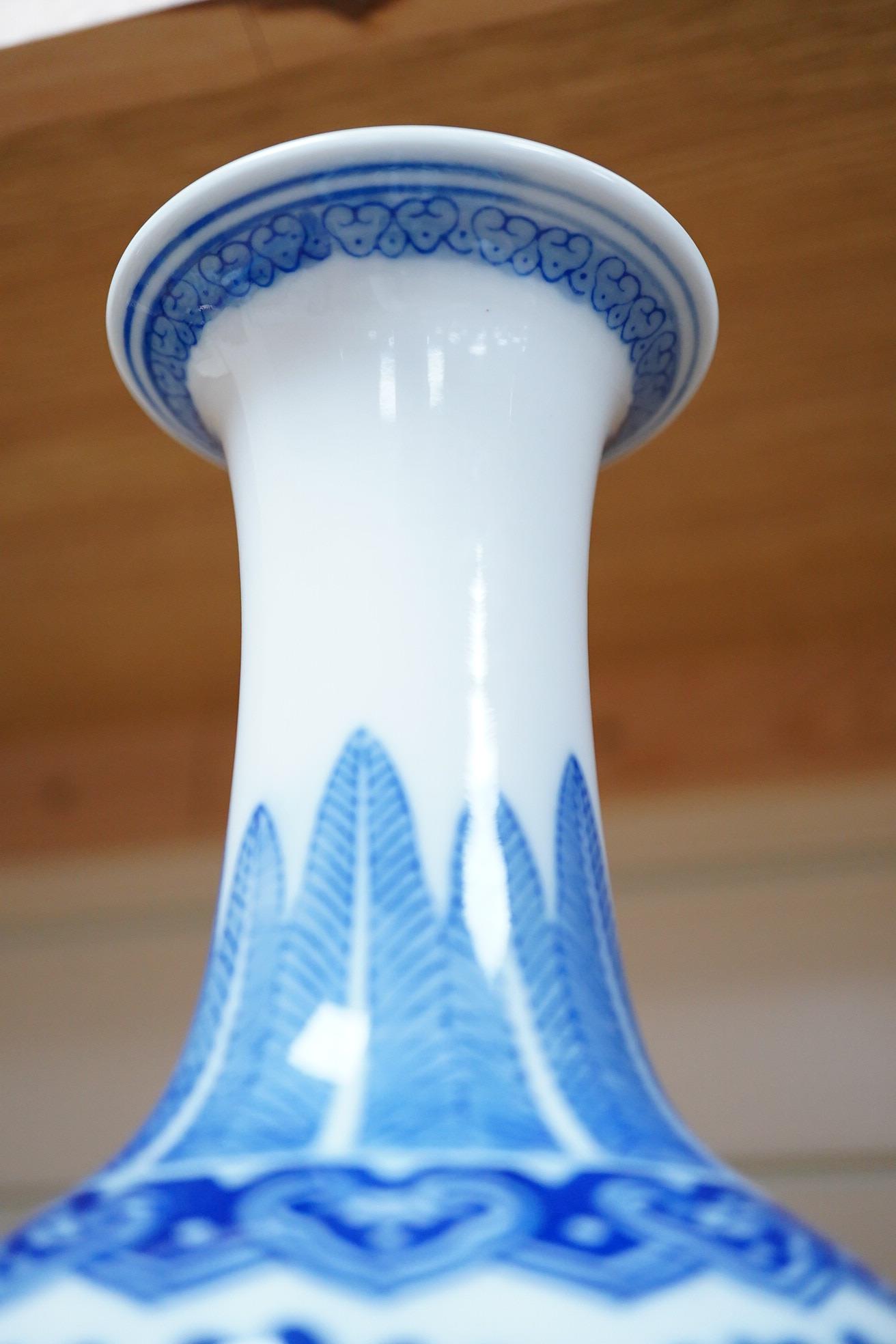 A Chinese blue and white porcelain vase, 22cm high